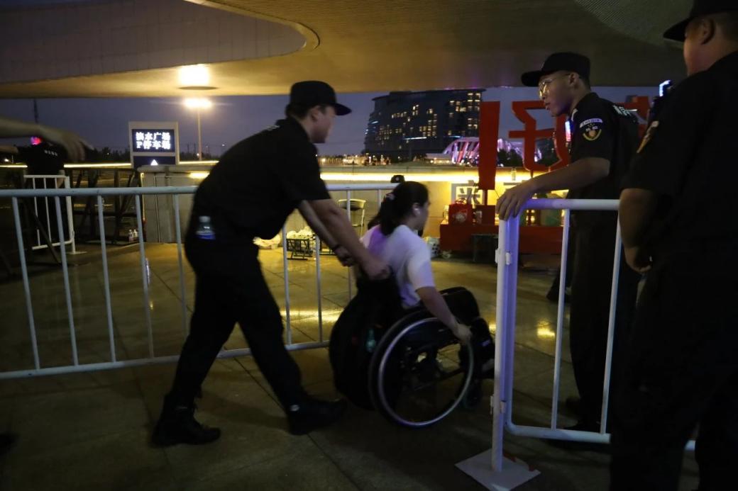 C:/Users/Administrator/Desktop/臺風(fēng)“貝碧嘉”來襲,南京保安積極應(yīng)對,“守”護(hù)萬家團(tuán)圓!/13.jpg13