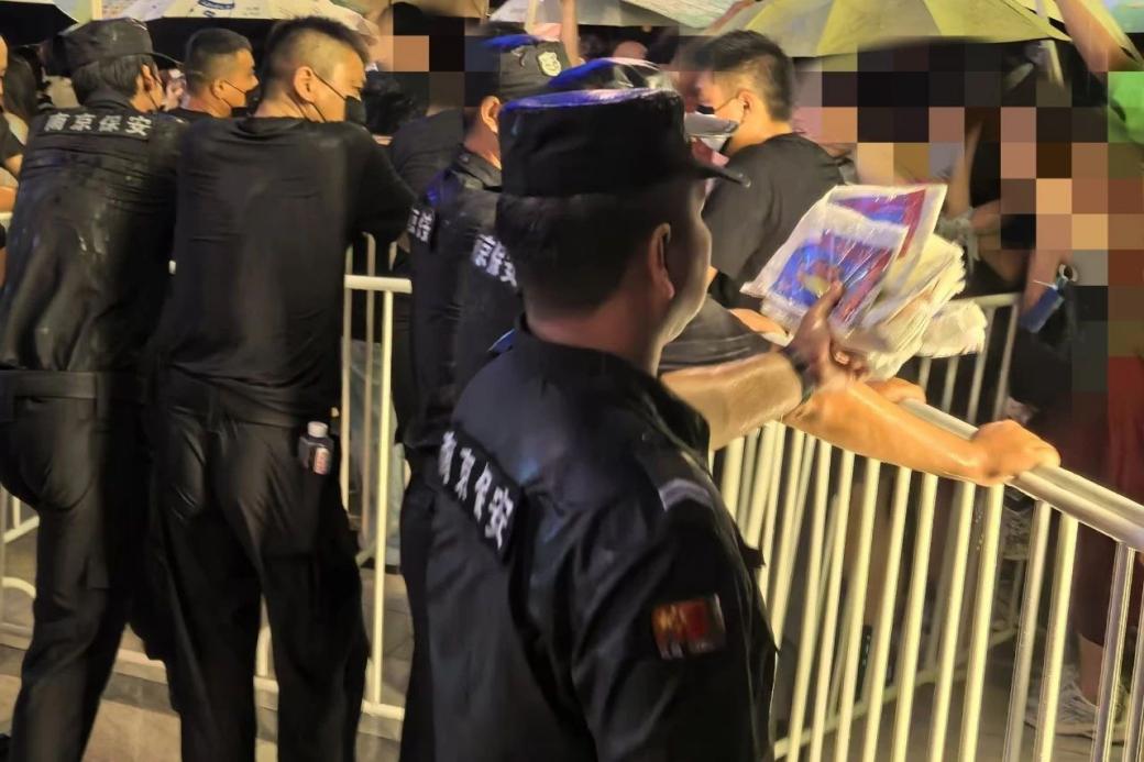 C:/Users/Administrator/Desktop/臺風(fēng)“貝碧嘉”來襲,南京保安積極應(yīng)對,“守”護(hù)萬家團(tuán)圓!/11.jpg11