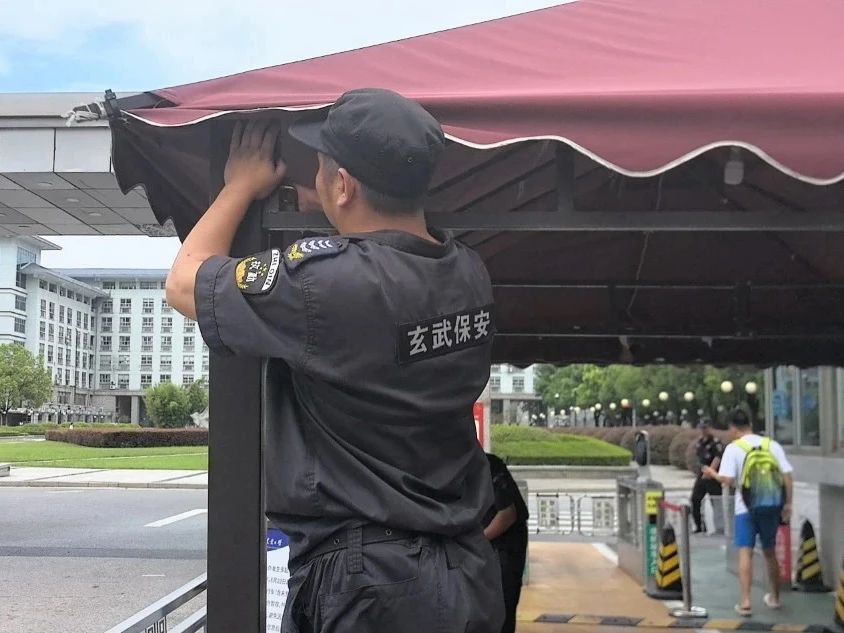 C:/Users/Administrator/Desktop/臺風(fēng)“貝碧嘉”來襲,南京保安積極應(yīng)對,“守”護(hù)萬家團(tuán)圓!/6.jpg6