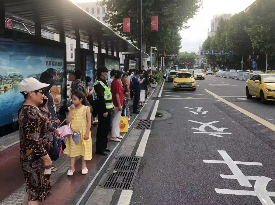 C:/Users/Administrator/Desktop/臺風(fēng)“貝碧嘉”來襲,南京保安積極應(yīng)對,“守”護(hù)萬家團(tuán)圓!/2.jpg2