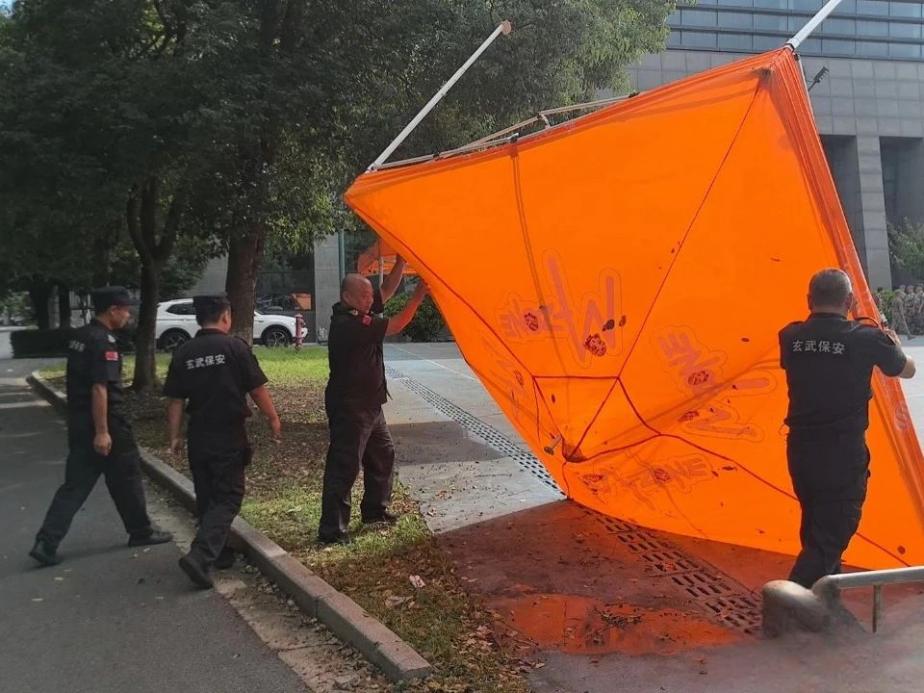 C:/Users/Administrator/Desktop/臺風(fēng)“貝碧嘉”來襲,南京保安積極應(yīng)對,“守”護(hù)萬家團(tuán)圓!/3.jpg3