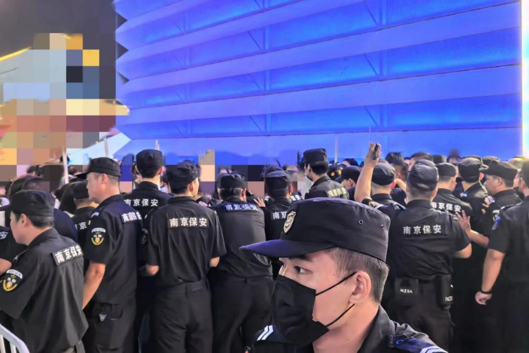 C:/Users/Administrator/Desktop/臺風(fēng)“貝碧嘉”來襲,南京保安積極應(yīng)對,“守”護(hù)萬家團(tuán)圓!/12.jpg12