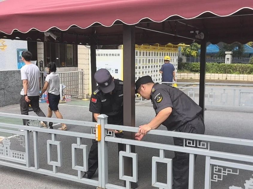 C:/Users/Administrator/Desktop/臺風(fēng)“貝碧嘉”來襲,南京保安積極應(yīng)對,“守”護(hù)萬家團(tuán)圓!/4.jpg4