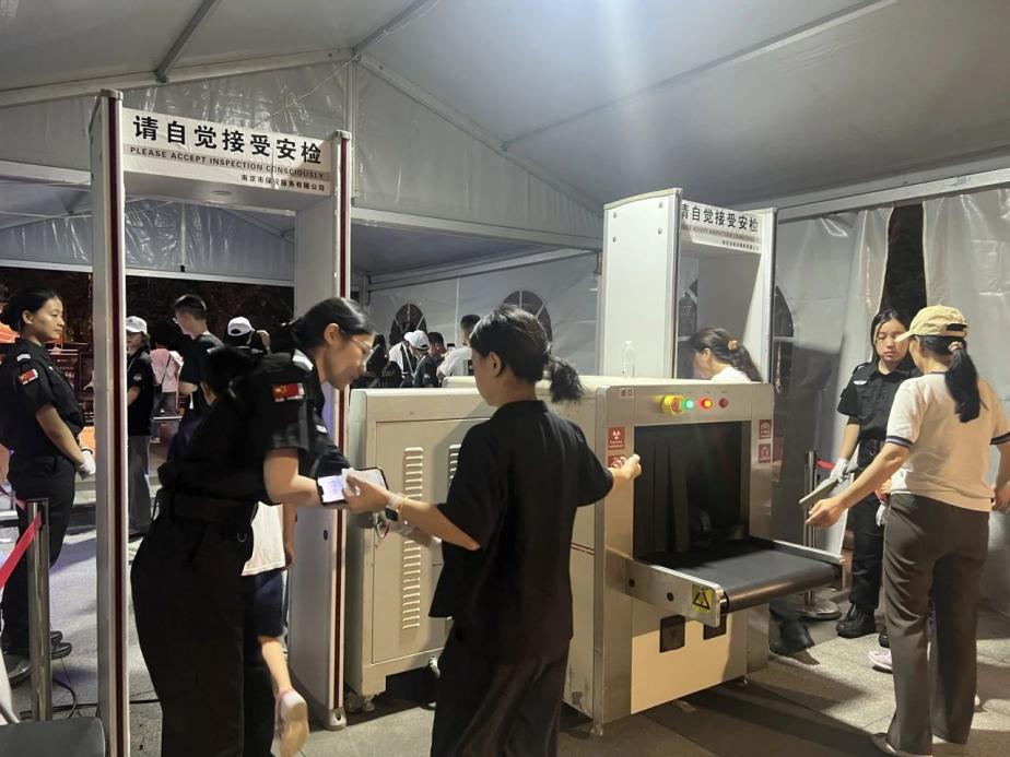 C:/Users/Administrator/Desktop/臺風(fēng)“貝碧嘉”來襲,南京保安積極應(yīng)對,“守”護(hù)萬家團(tuán)圓!/9.jpg9