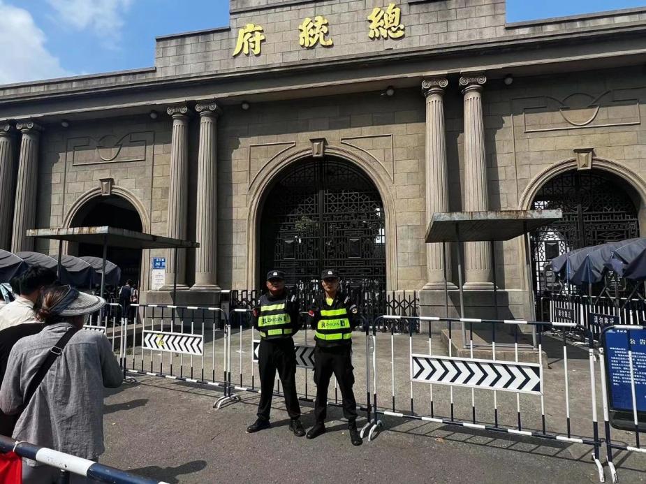 C:/Users/Administrator/Desktop/臺風(fēng)“貝碧嘉”來襲,南京保安積極應(yīng)對,“守”護(hù)萬家團(tuán)圓!/7.jpg7