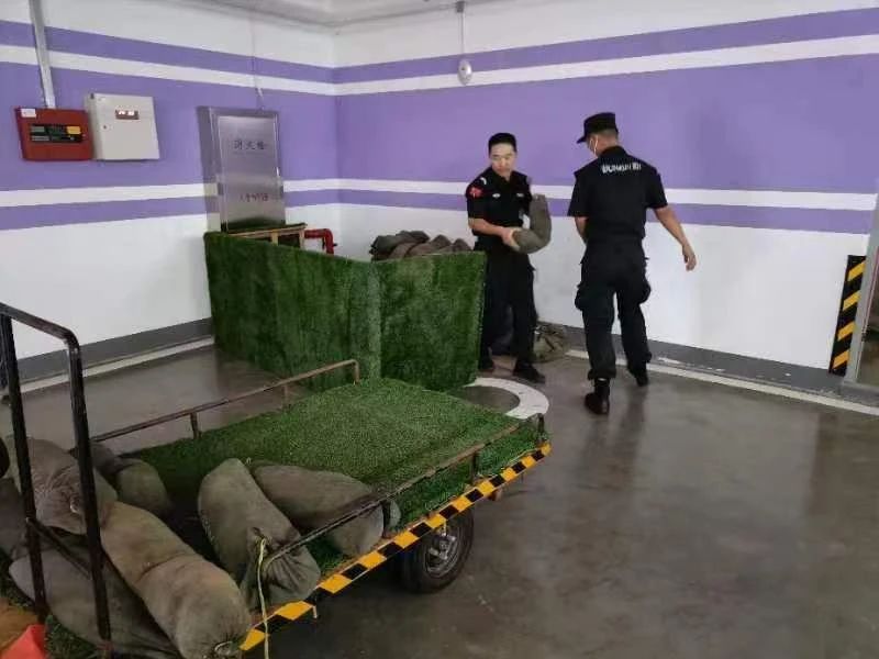 C:/Users/Administrator/Desktop/臺風(fēng)“貝碧嘉”來襲,南京保安積極應(yīng)對,“守”護(hù)萬家團(tuán)圓!/5.jpg5